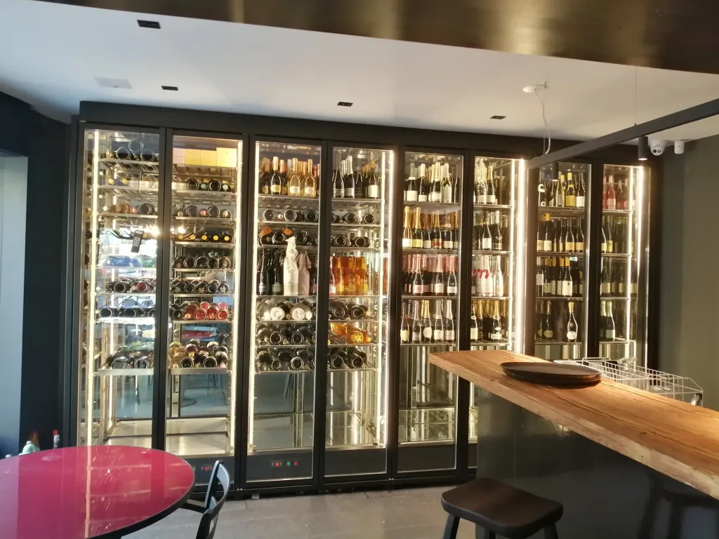 Cantina frigo vini su misura con ripiani e illuminazione